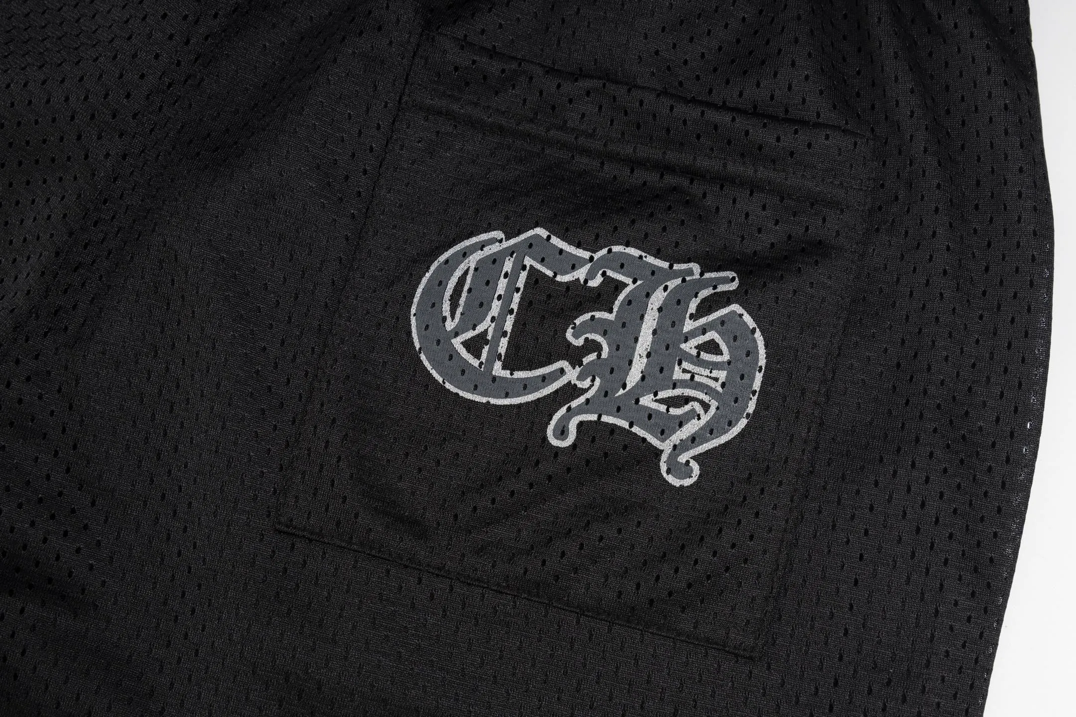 🅿️380 [Exclusive supply] CH Kroxin Sanskrit mesh hockey trousers are made of high-quality cotton fabrics and selected black mesh fabrics, showing a unique sports style. The straight cut design and mid-waist silhouette can naturally modify the leg lines when worn. The black base fabric is printed with the brand's iconic letter pattern. The pattern is clear and three-dimensional. The environmentally friendly printing and dyeing process is used to ensure that the color is long-lasting and does not fade. The waistband is equipped with the brand's exclusive metal fasteners, and the details are exquisite. The inner stitching is flat and firm, and all seams are reinforced to improve durability. The trousers are slightly tapered and matched with the unique sports elements of the hockey jersey series, maintaining a casual style without losing a sense of fashion. The overall weight is moderate, suitable for daily wear in autumn and winter. The fabric has been pre-shrunk and will not deform easily after washing, keeping the shape stable. Size:S/M/L